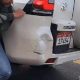 Đâm vào Toyota Prado, shipper dùng hết sức bình sinh nắn cản sau về nguyên trạng để đỡ phải đền nhiều tiền